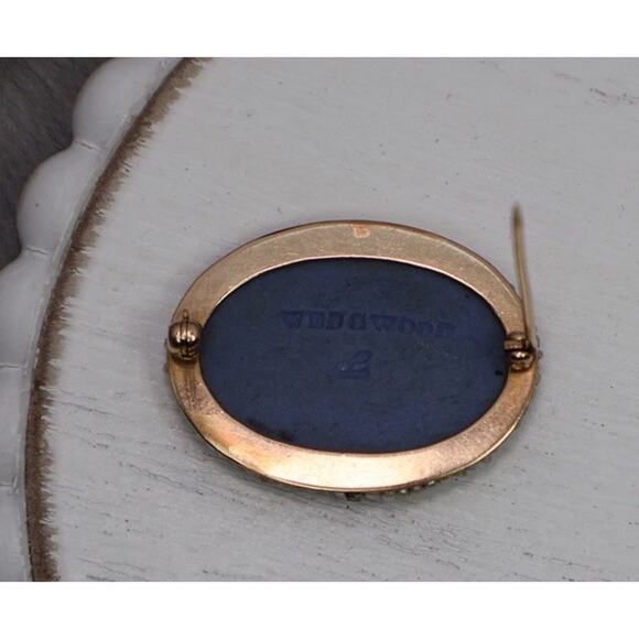 10k Yellow Gold Wedgwood Brooch 4.08G / 0.8in - Picture 3 of 5